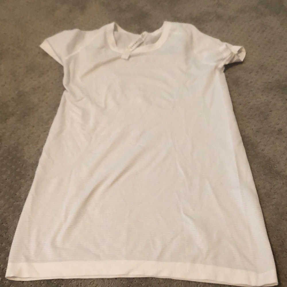 Lululemon shirt sleeve tee size 8 workout top